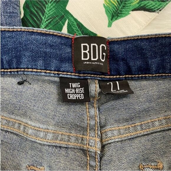 UO BDG Twig High Rise Cropped Patchwork Distressed Jeans 218 - Picture 4 of 5